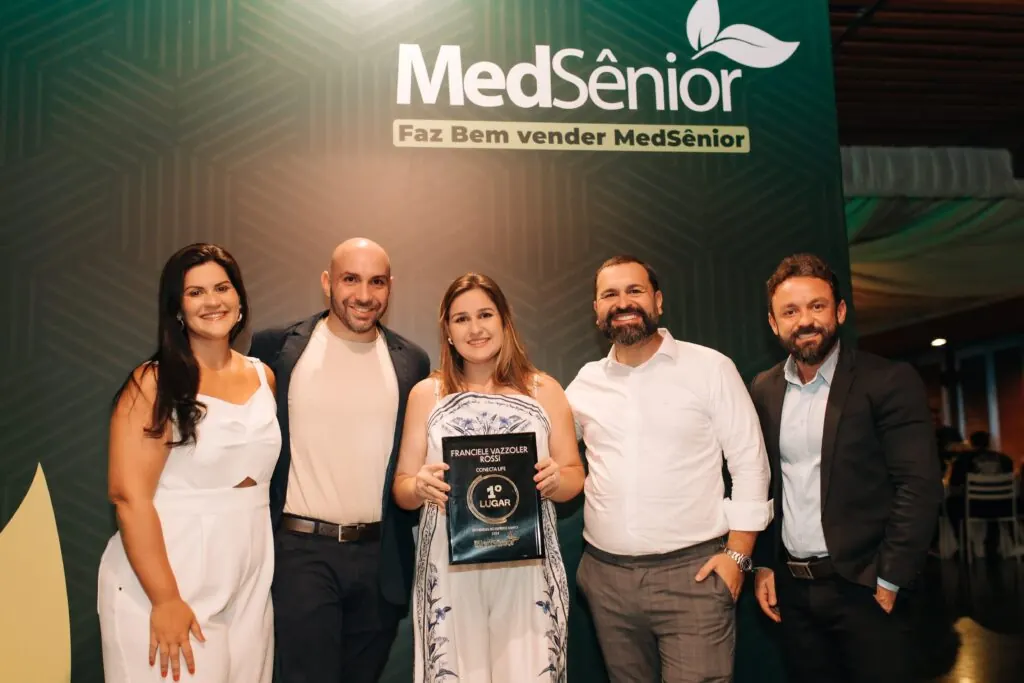 Franciele e Gabriel durante premiação da MedSênior